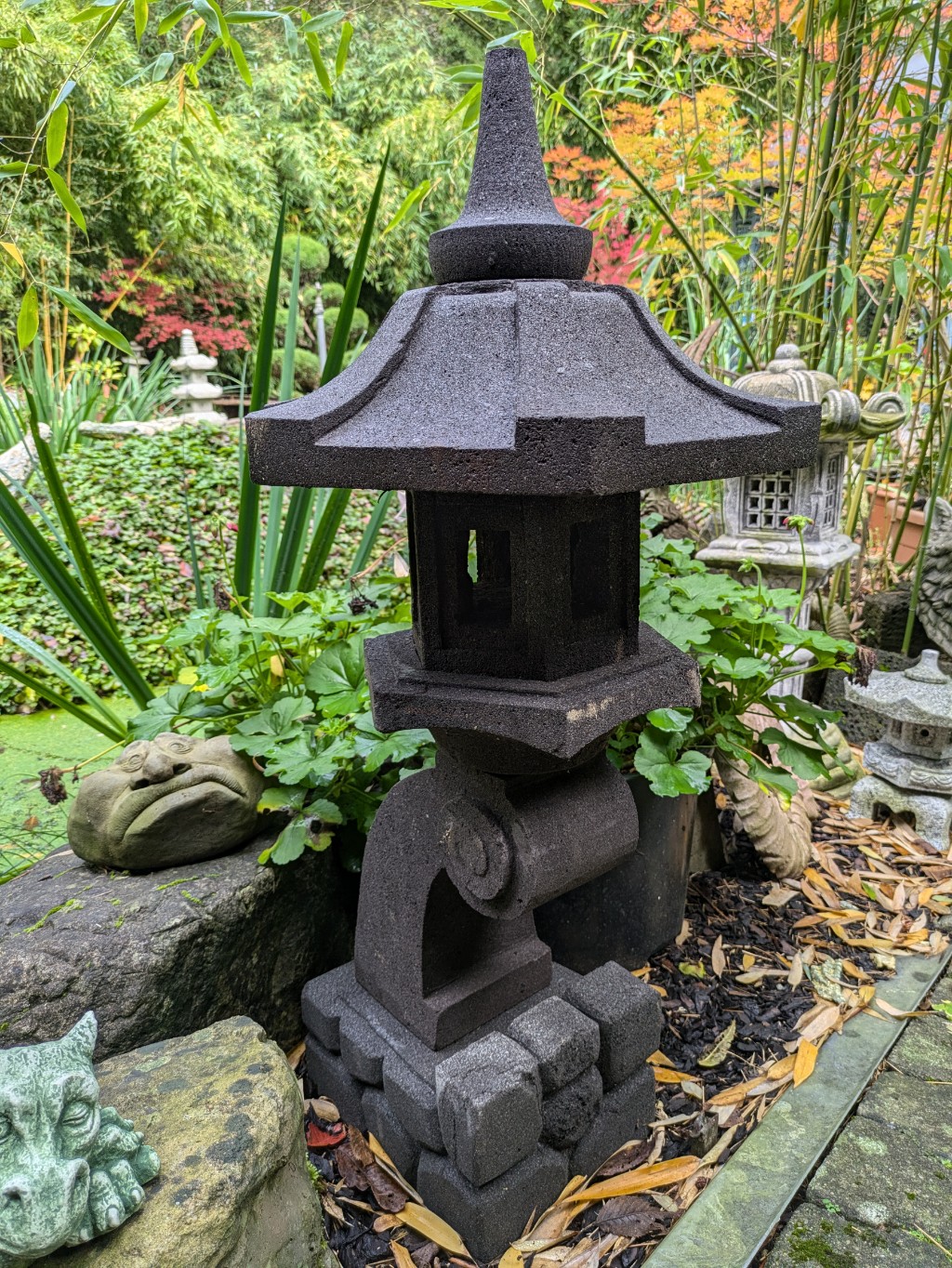 Japanische Steinlaterne Rankei aus Lavastein