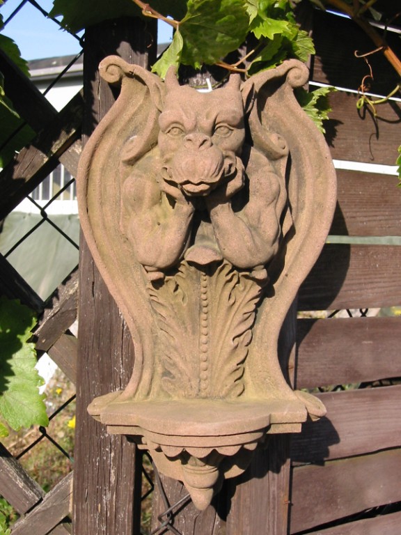 Gargoyle mit Kerzenhalter