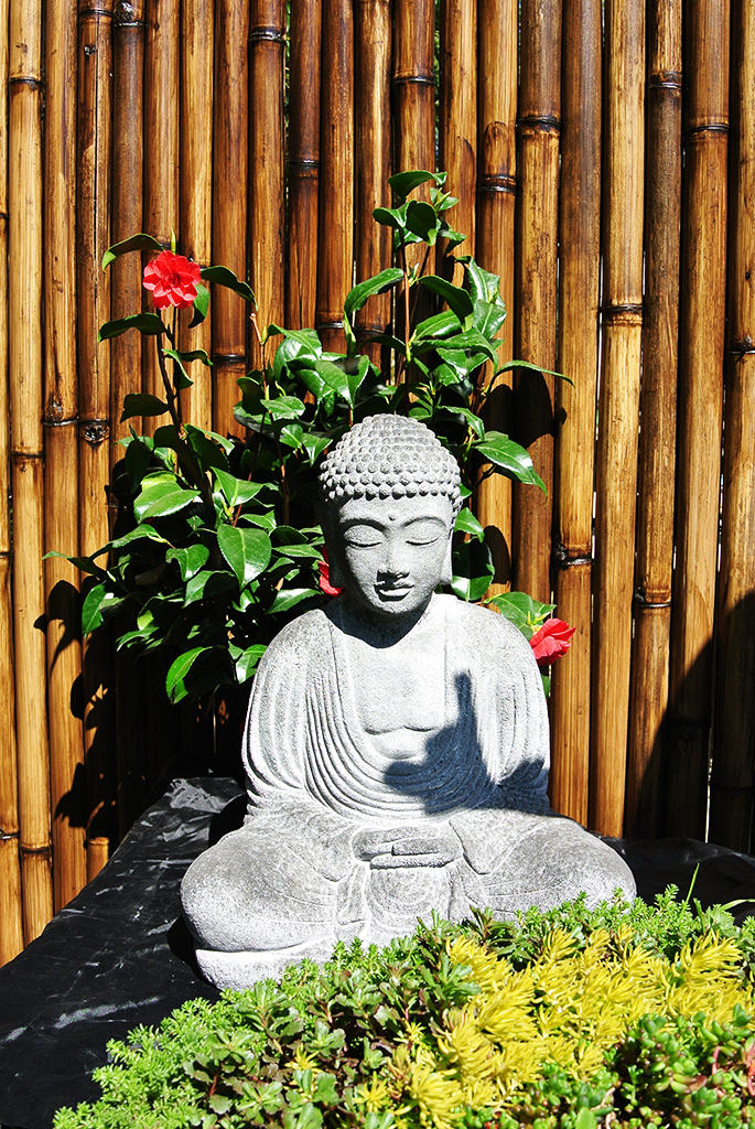 Japanischer Buddha aus Lavastein - 40cm