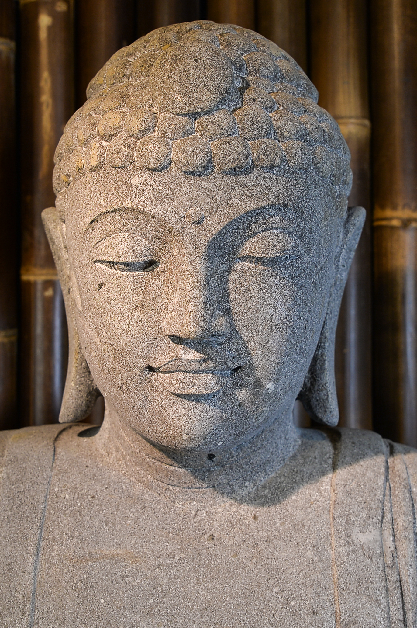 Sitzender japanischer Buddha aus Riverstone - ca. 125 cm