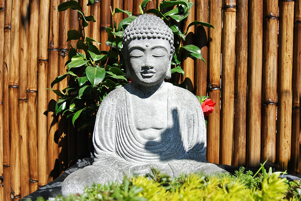 Japanischer Buddha aus Lavastein - 40cm