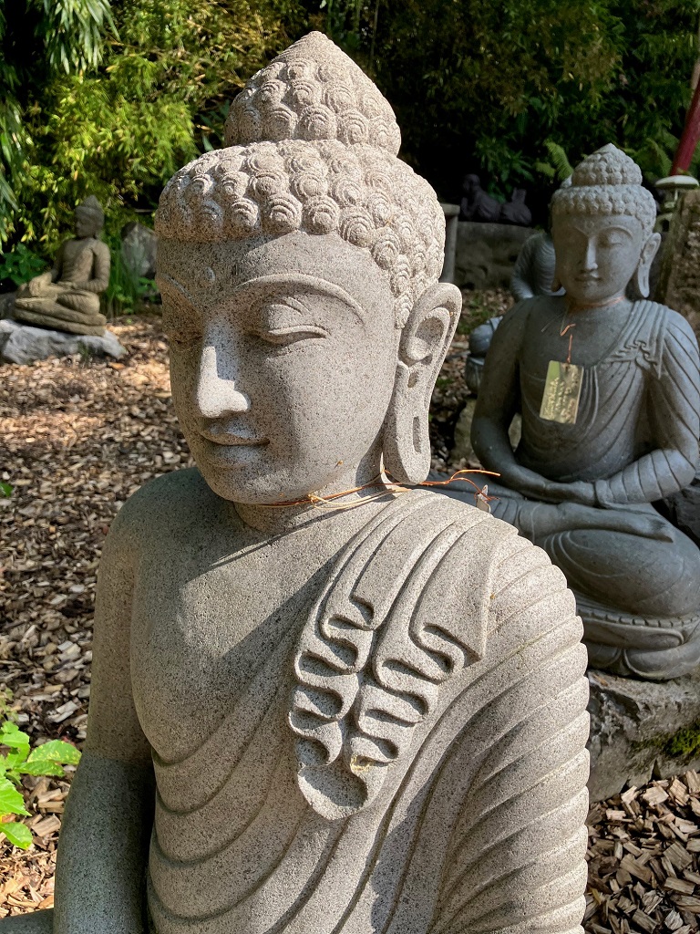 Buddha mit schönen Gewand aus Riverstone - 85cm