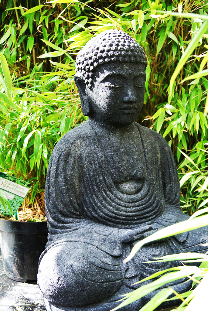 Japanischer Buddha aus Lavastein - 40cm