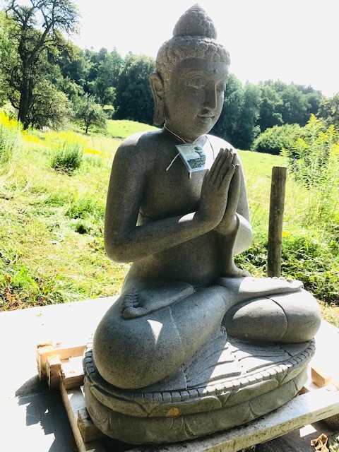 Sitzender Buddha aus Riverstone - 82cm