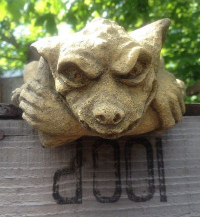 Runter blickender Gargoyle