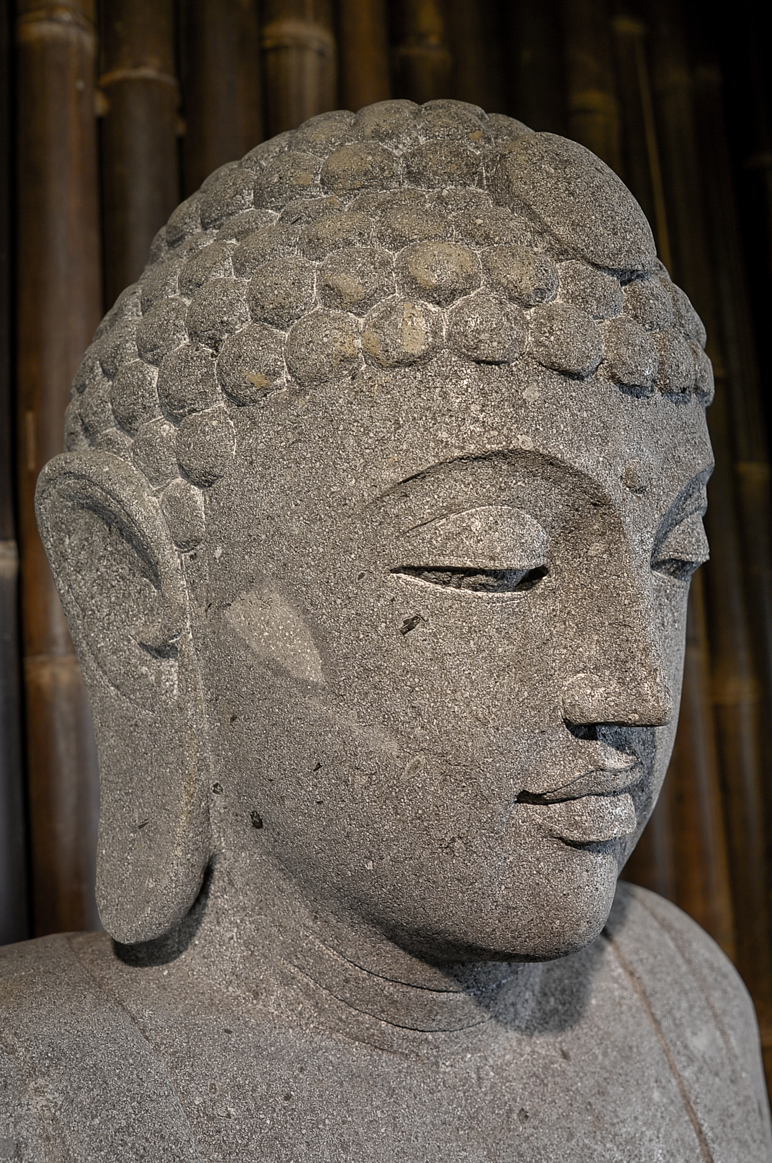 Sitzender japanischer Buddha aus Riverstone - ca. 125 cm