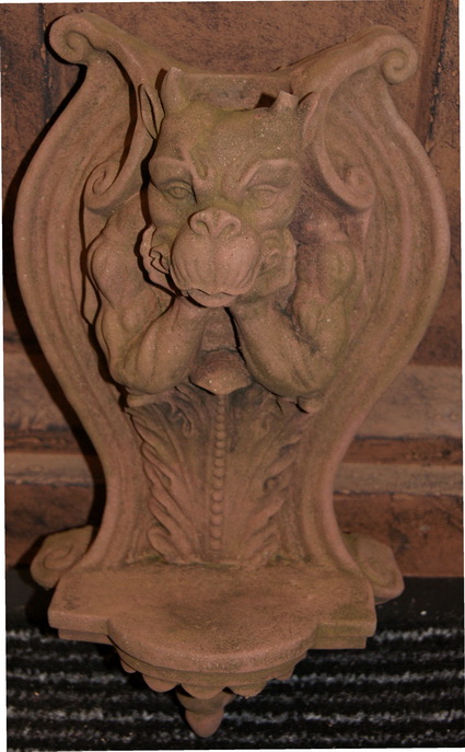 Gargoyle mit Kerzenhalter