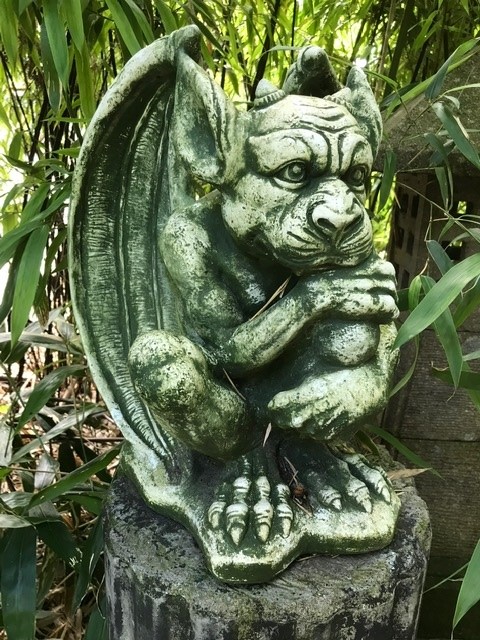 Gargoyle mit Flügeln beobachtend