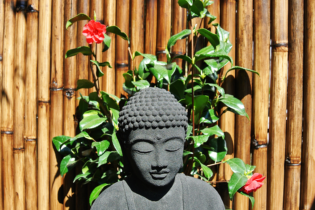 Japanischer Buddha aus Lavastein - 40cm