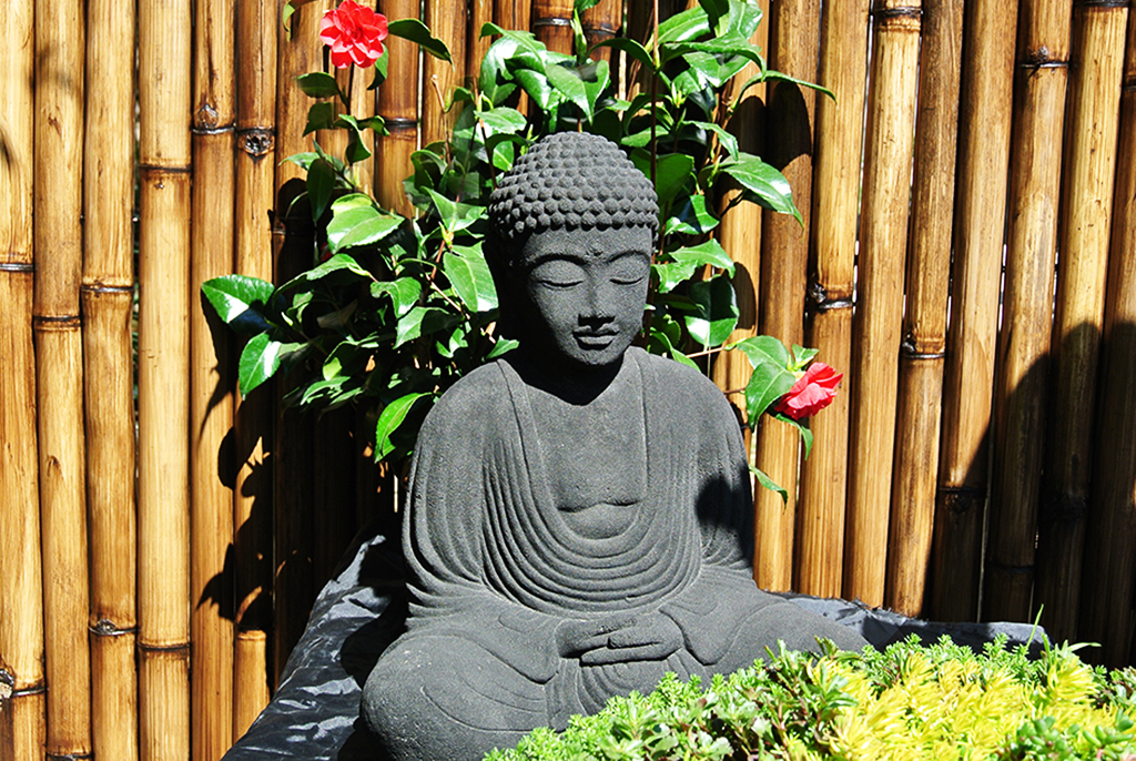 Japanischer Buddha aus Lavastein - 40cm