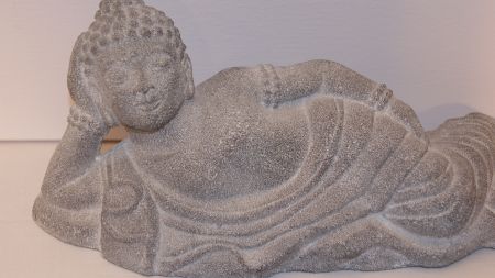 Buddha in entspannter Haltung