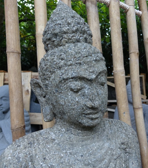 Buddha mit angewickelten rechten Knie