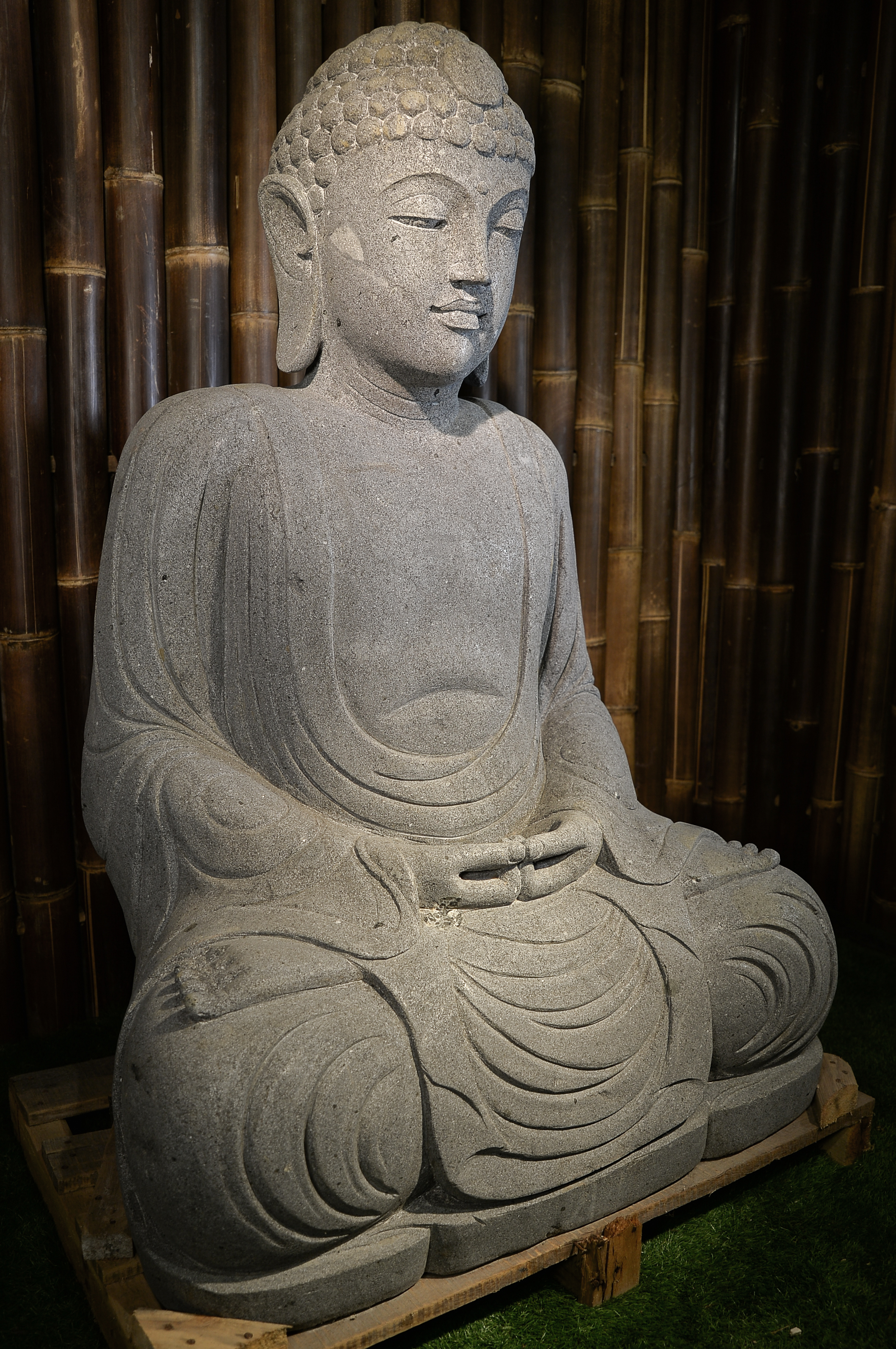 Sitzender japanischer Buddha aus Riverstone - ca. 125 cm