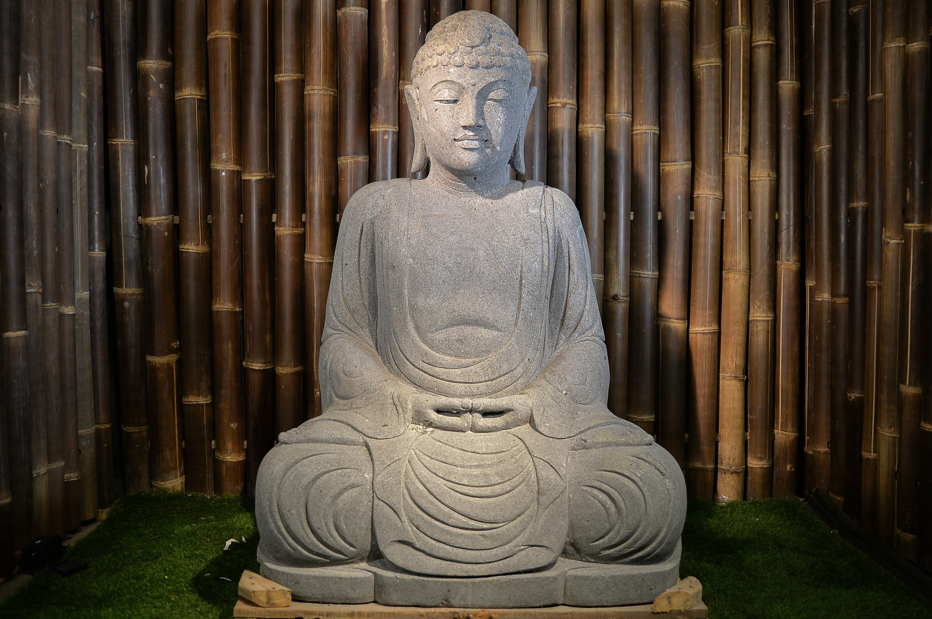 Sitzender japanischer Buddha aus Riverstone - ca. 125 cm