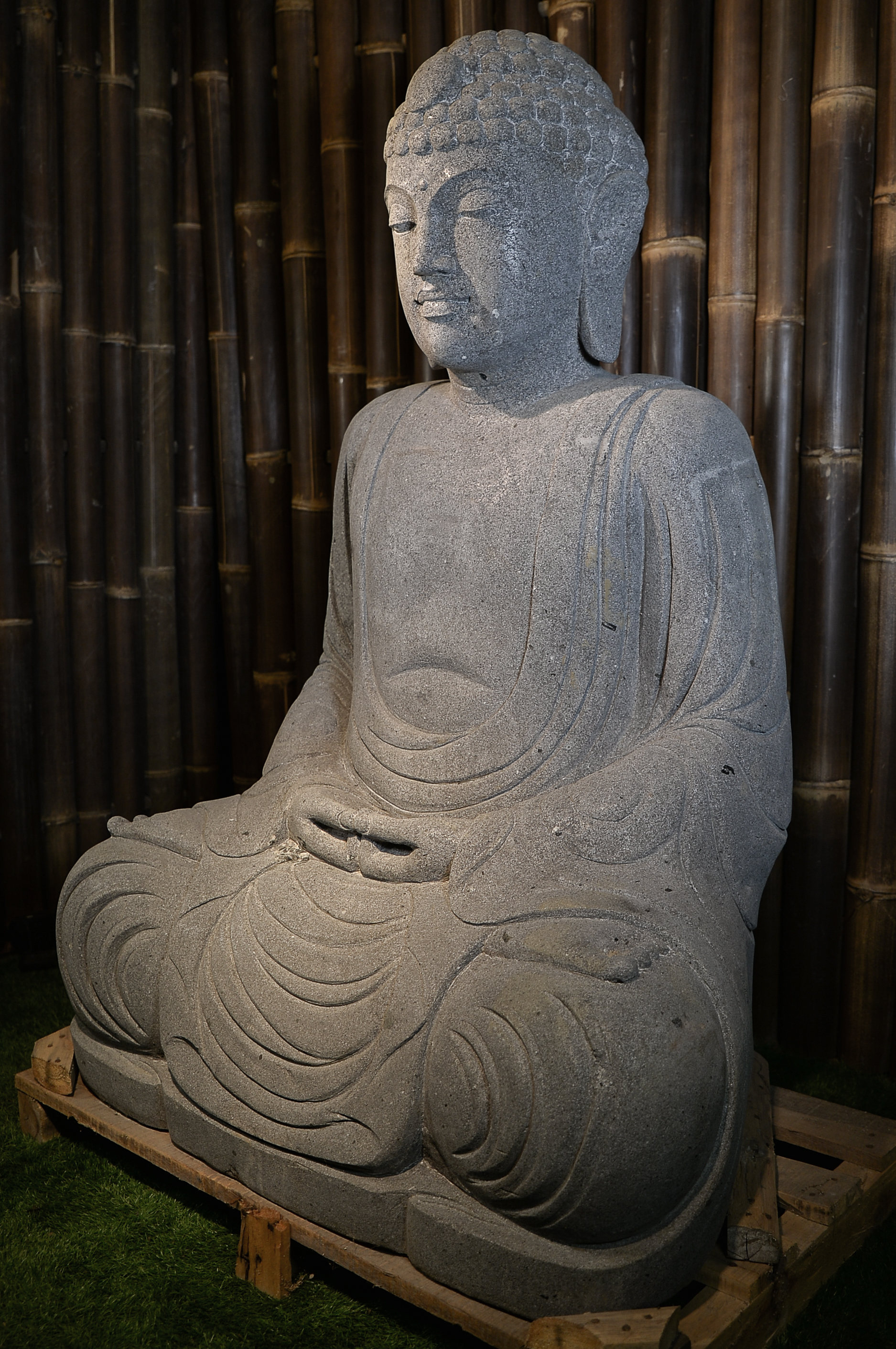 Sitzender japanischer Buddha aus Riverstone - ca. 125 cm