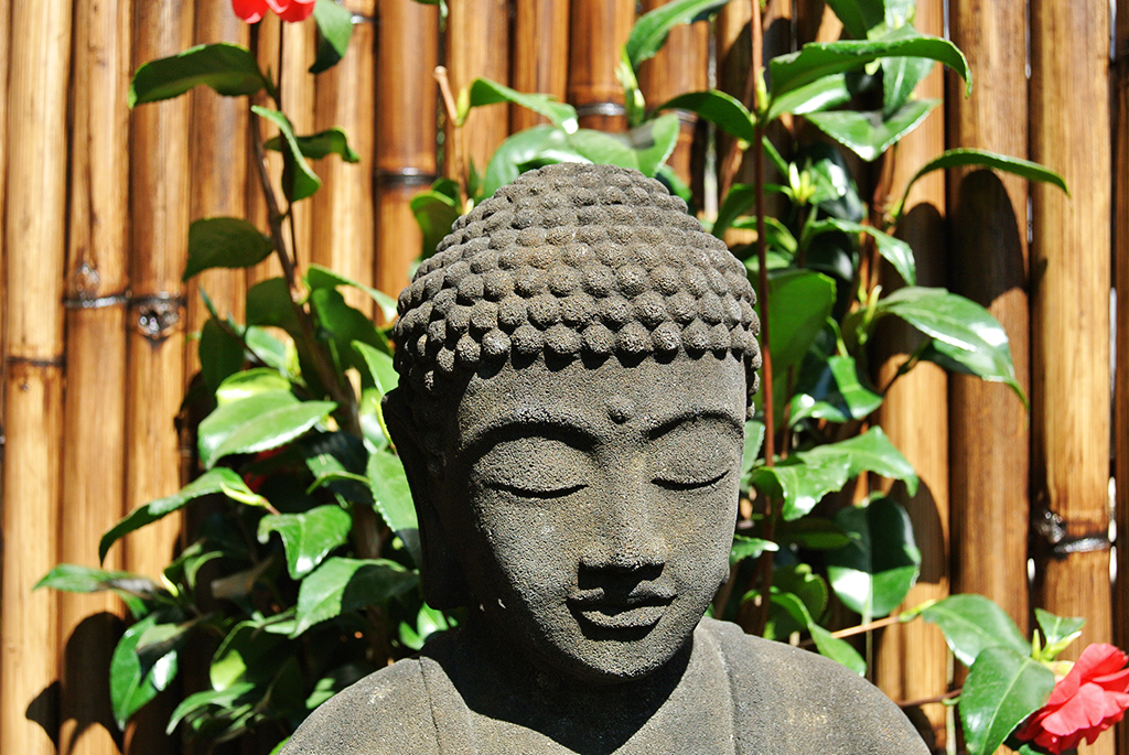 Japanischer Buddha aus Lavastein - 40cm