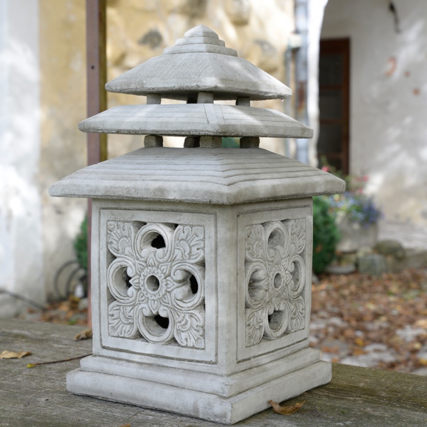 Pagode mit Blumenmustern