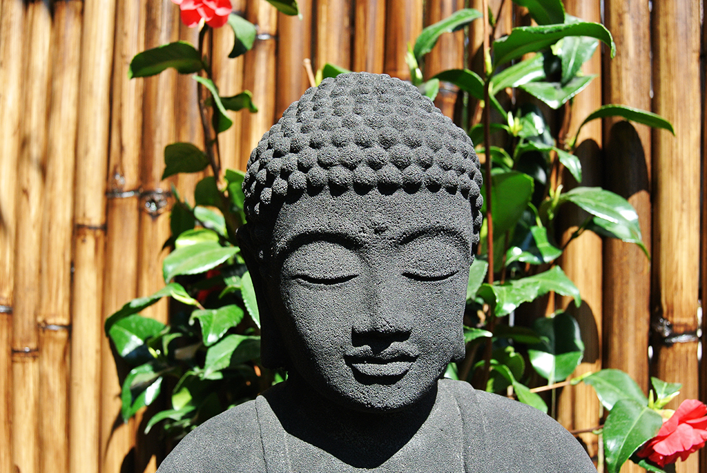 Japanischer Buddha aus Lavastein - 40cm