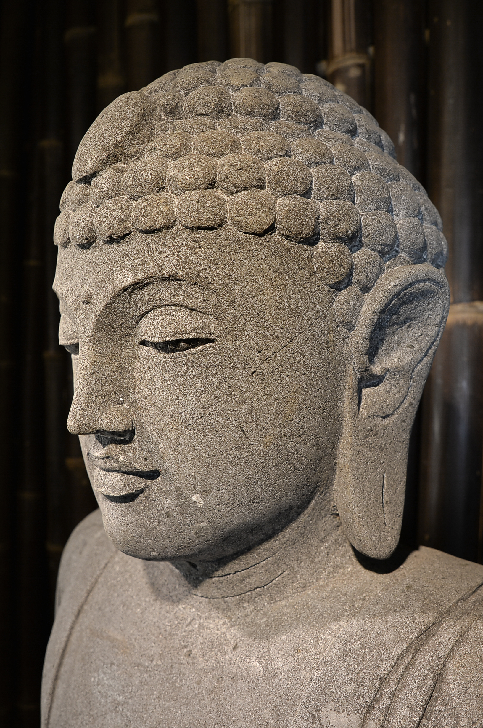 Sitzender japanischer Buddha aus Riverstone - ca. 125 cm