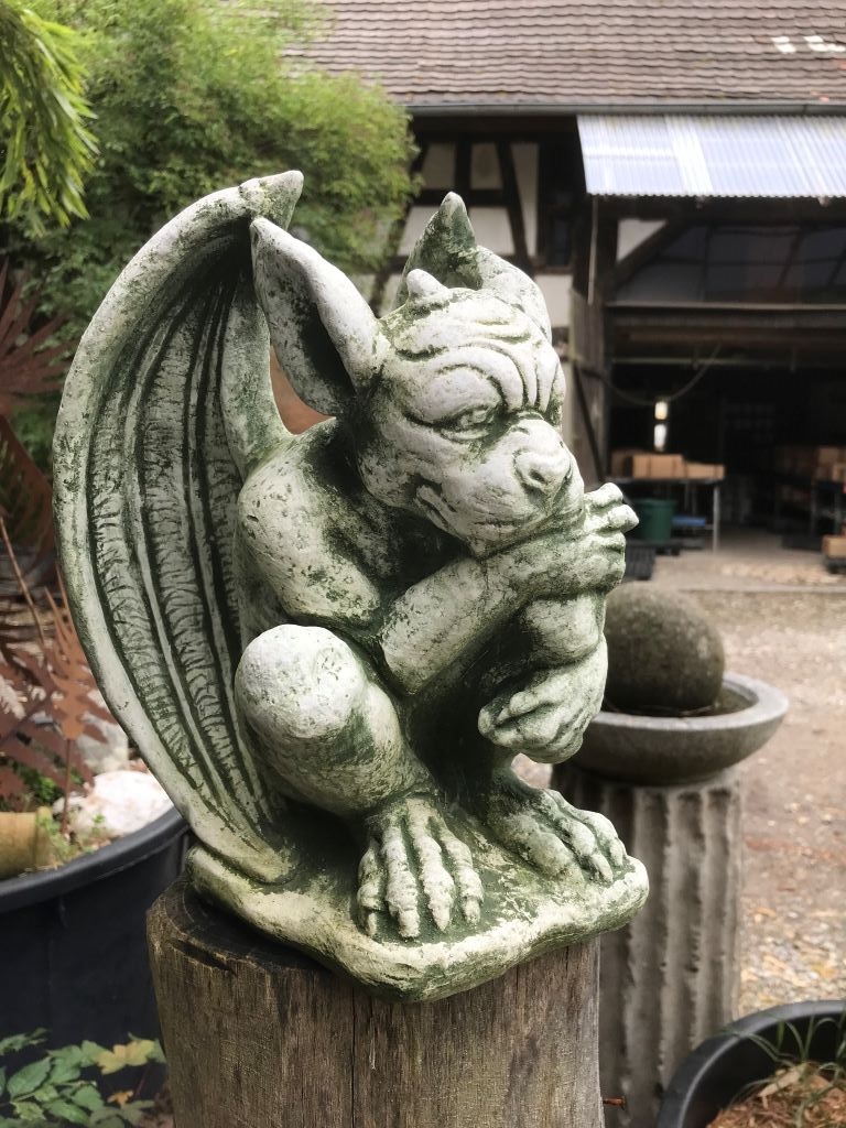 Gargoyle mit Flügeln beobachtend