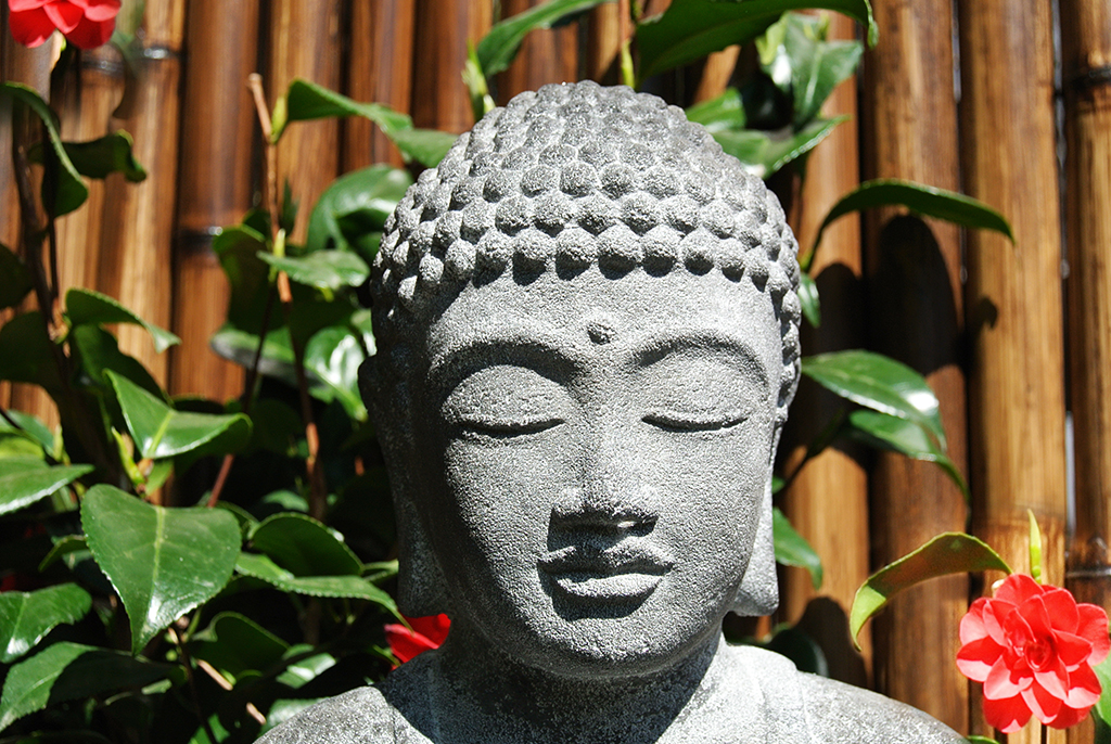 Japanischer Buddha aus Lavastein - 40cm