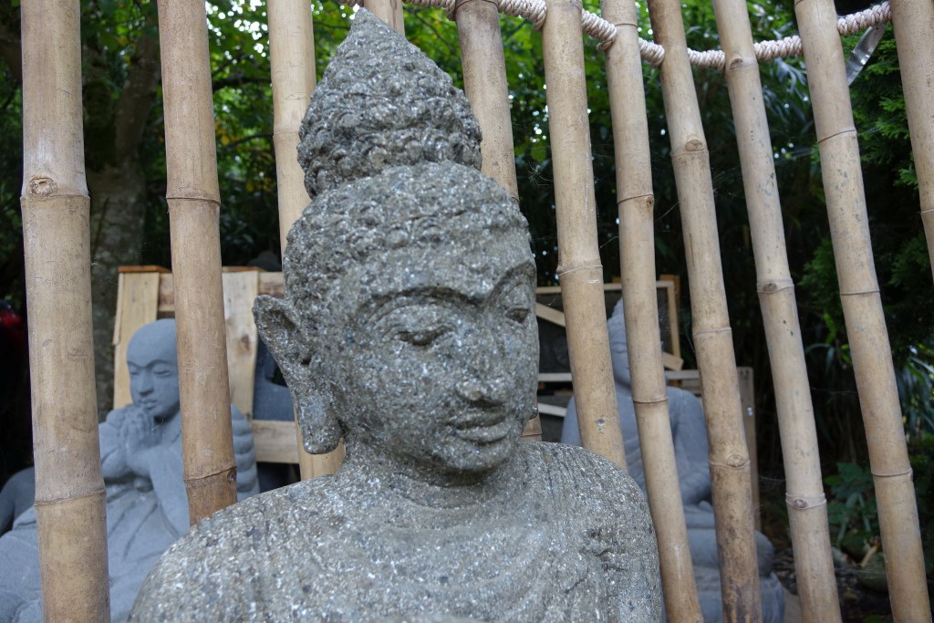 Buddha mit angewickelten rechten Knie