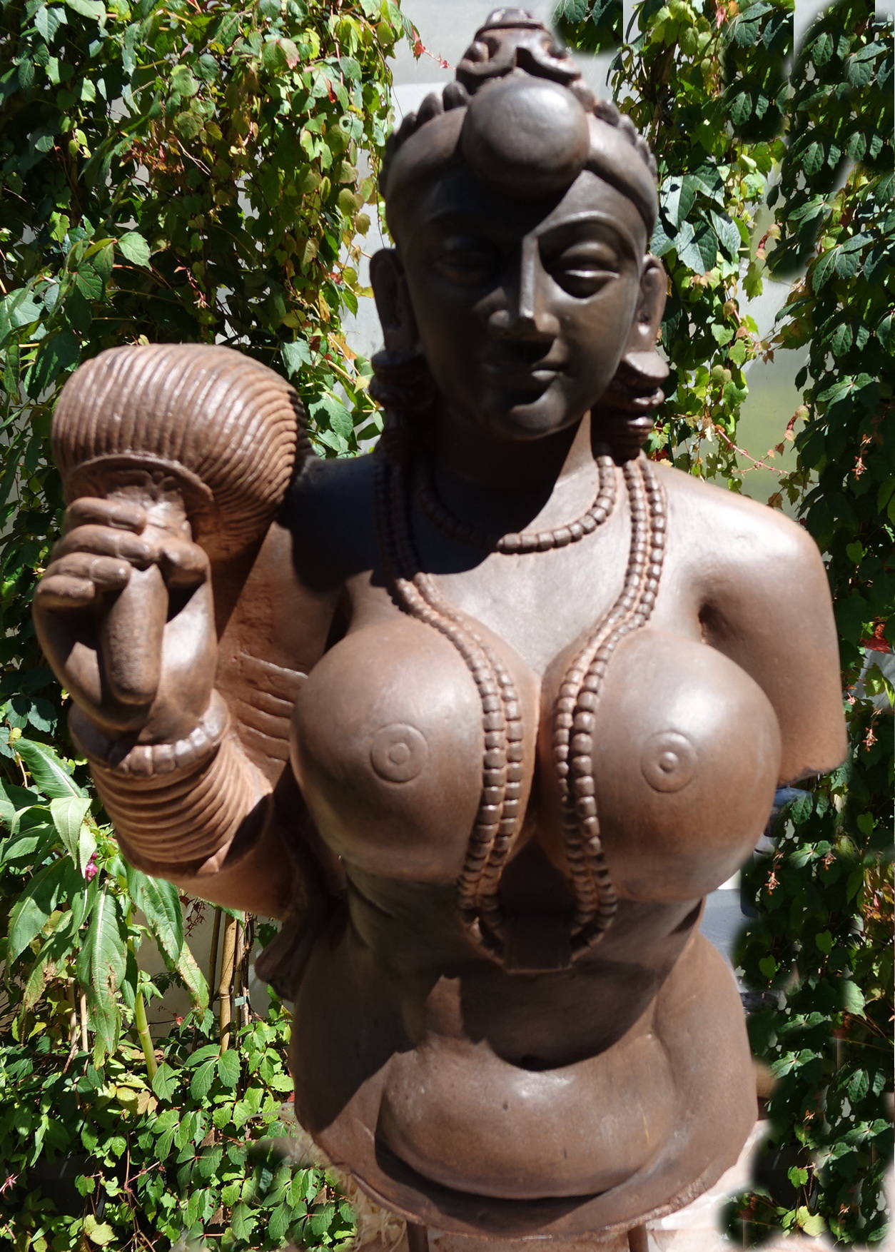 Yakshini auf Sockel