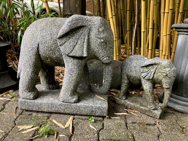 Granitelefant mit Rüssel nach oben