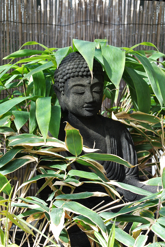 Japanischer Buddha aus Lavastein - 40cm