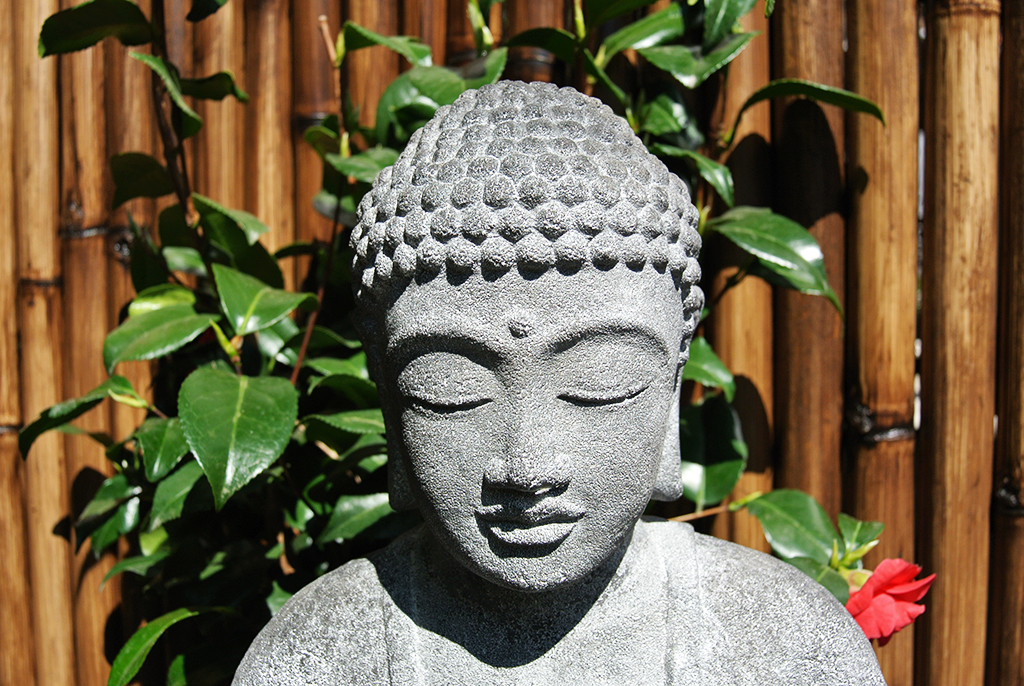 Japanischer Buddha aus Lavastein - 40cm