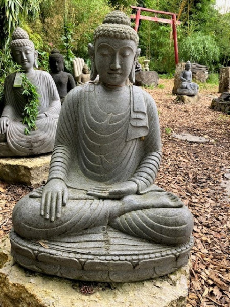 Sitzender Buddha aus Riverstone - 83cm