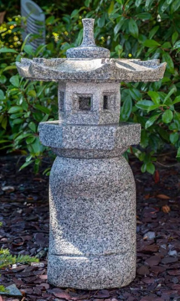 Japanische Steinlaterne aus Granit