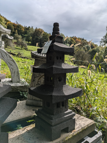 Japanische Serong Pagode, 3 Ebenen aus Lavastein