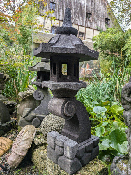 Japanische Steinlaterne Rankei aus Lavastein