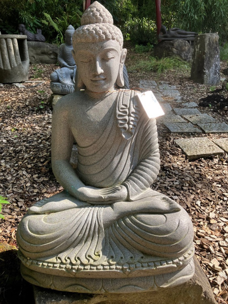 Buddha mit schönen Gewand aus Riverstone - 85cm