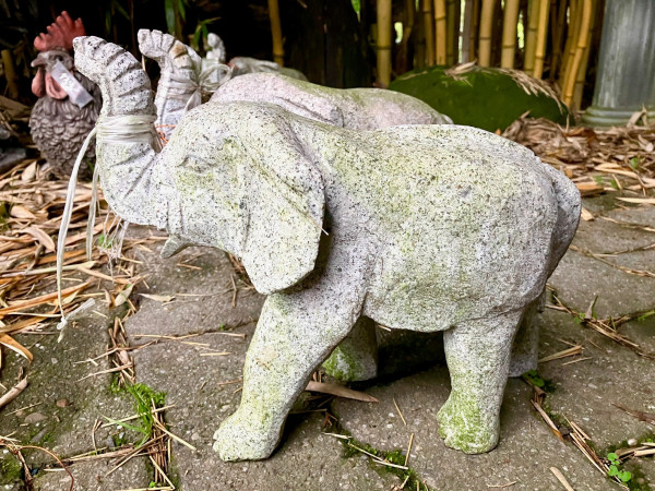 Granitelefant mit Rüssel nach oben