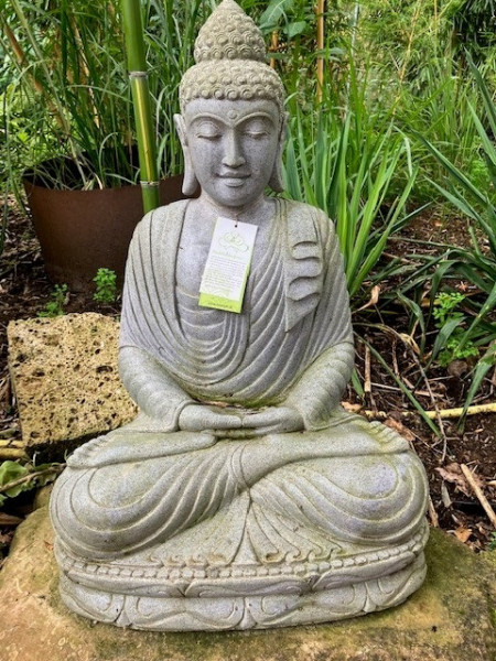 Sitzender Buddha aus Riverstone (volles Gewand) - 80cm